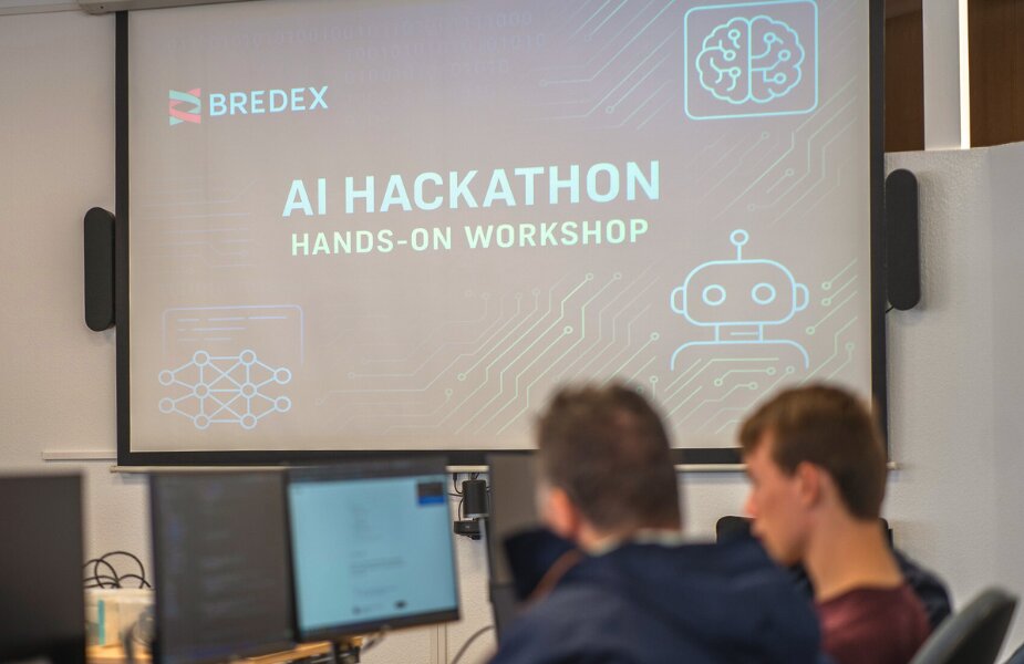 AI Hackathon Workshop bei BREDEX mit Teilnehmenden vor Präsentationsleinwand