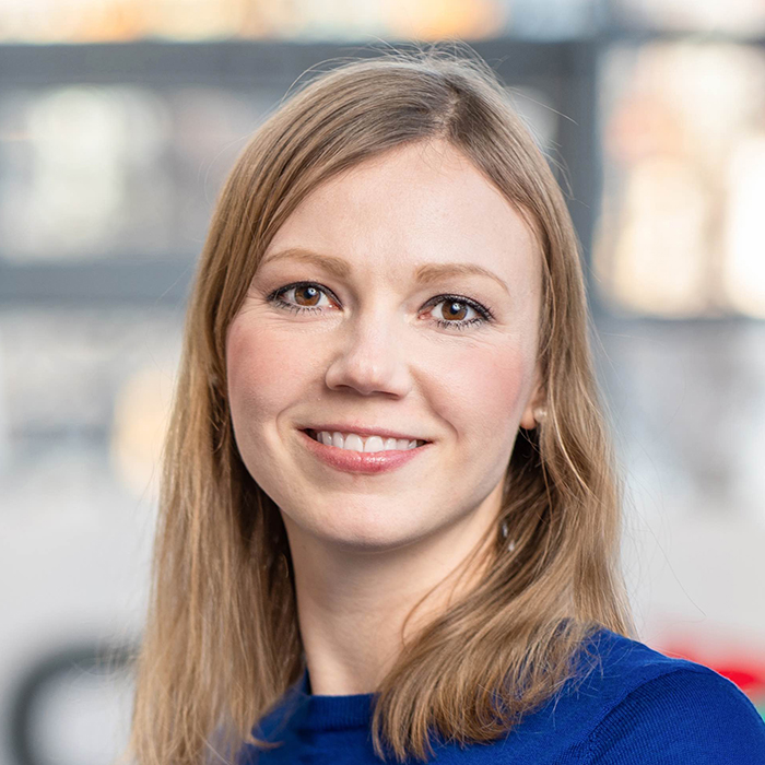 Magdalena Maciejko, eine junge Frau mit dunkelblonden, schulterlangen Haaren, heller Haut. Sie Fachbereichs-Ansprechspartnerin im UX/UI Team bei BREDEX.
