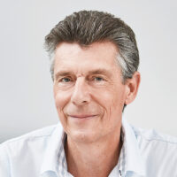 Tetenz, ein weißer älterer Mann mit kurzem braun-grauen Haaren.