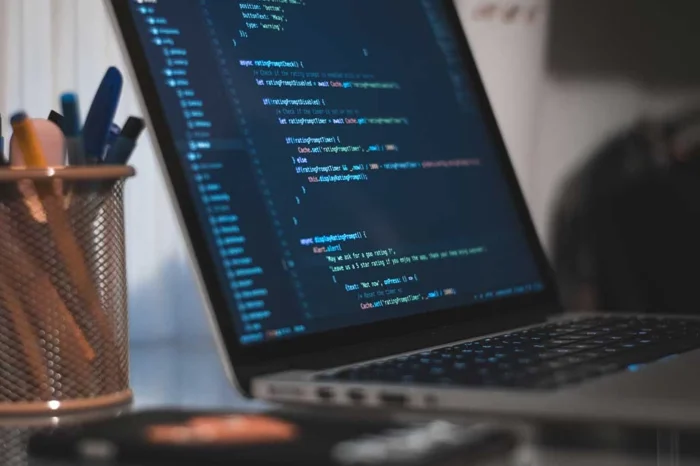 Ein Laptop, der auf seinem Bildschirm eine Reihe von Codezeilen anzeigt.