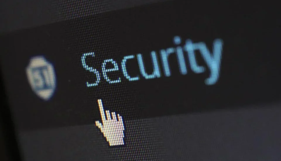 Ein Computerscreen, der das Wort Security anzeigt, über das ein Mauszeiger hovered
