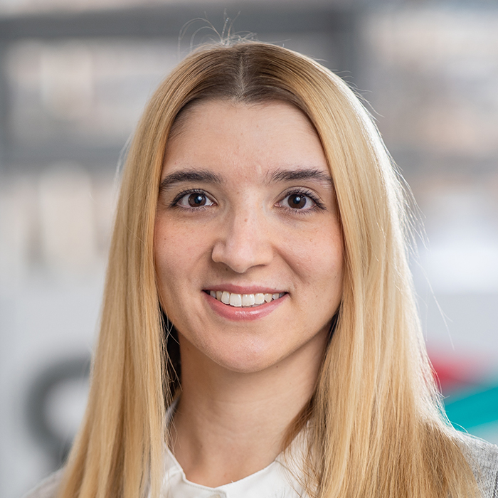 Nadja Wiegmann, Personalerin von BREDEX, eine junge weiße Frau mit langen blonden Haaren.
