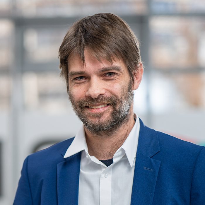 Nils Hahn, Trainer und Test Consultant bei BREDEX. Ein weißer Mann mittleren Alters mit kurzem braunen Haar und einem braun-grauen Bart.