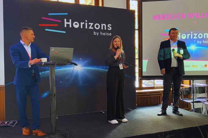 Ron Kneffel, Datenschutz- und Informationssicherheitsexperte bei BREDEX, bei der Horizons#23 auf der Bühne während eines Vortrags.