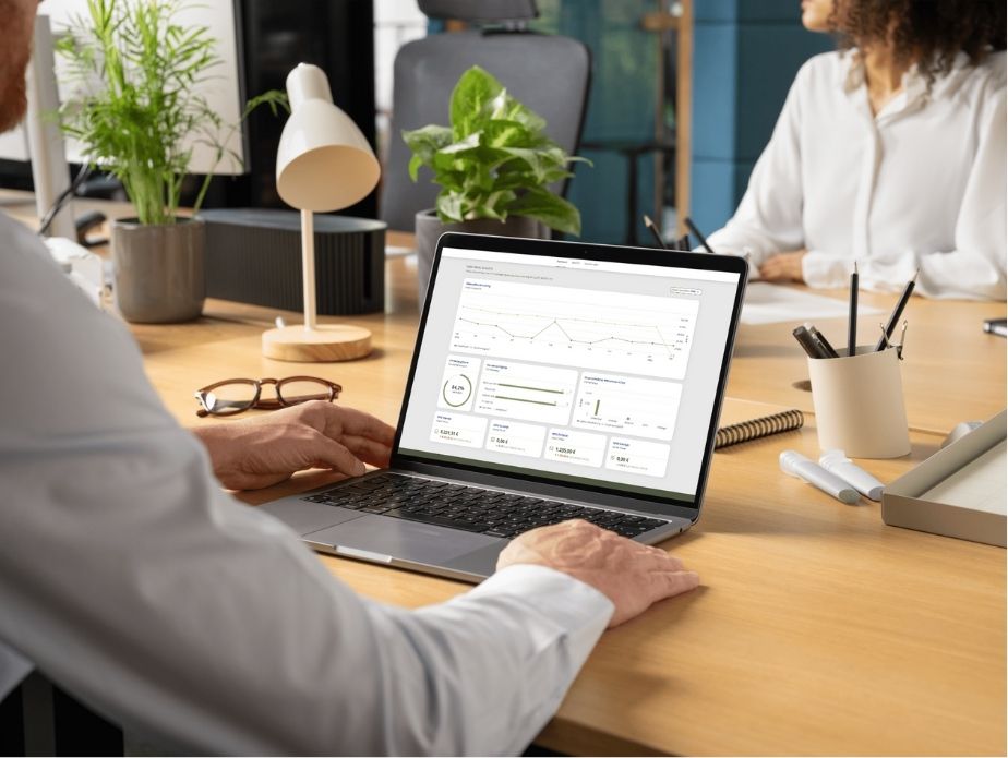 Nutzer analysiert KPIs im Objekteigentümerportal auf dem Laptop