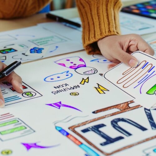 Designprozess für UX/UI mit farbigen Skizzen.