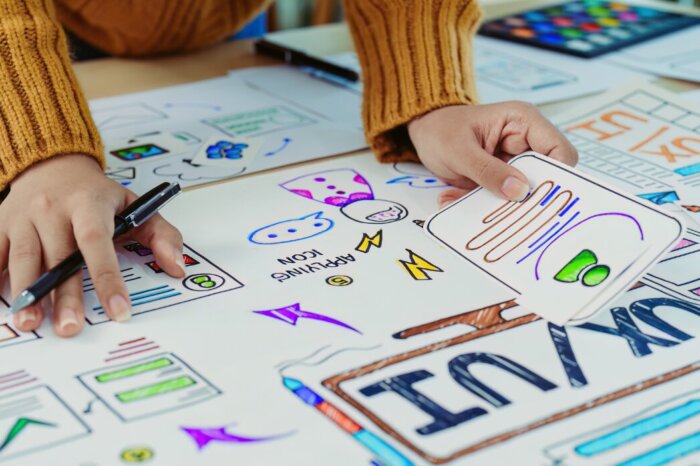 Designprozess für UX/UI mit farbigen Skizzen.