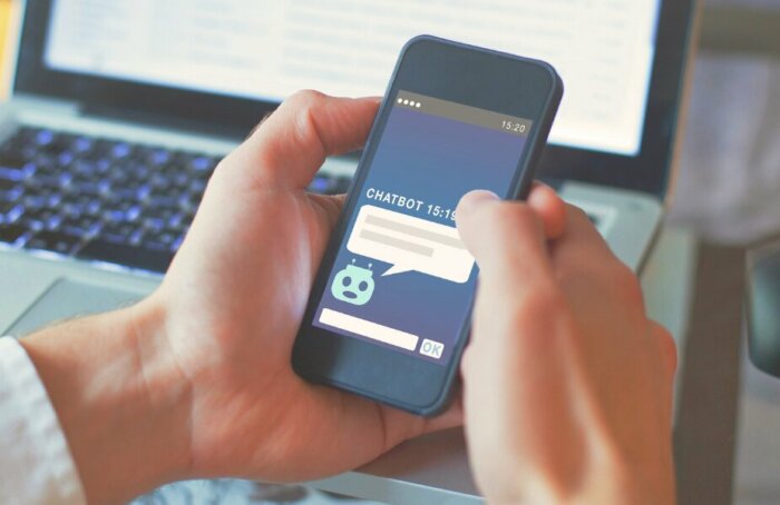 Person nutzt Chatbot auf Tablet zur digitalen Nutzerbetreuung