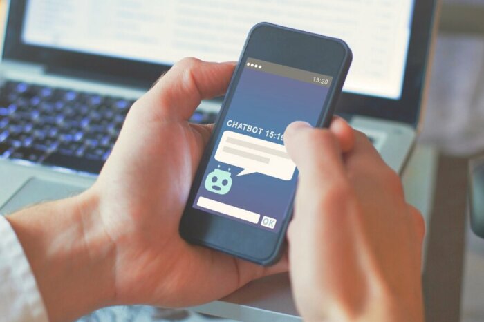 Person nutzt Chatbot auf Tablet zur digitalen Nutzerbetreuung