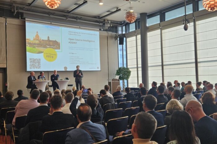 Konferenz zur Cybersicherheit mit Vortrag über Open Source Intelligence.
