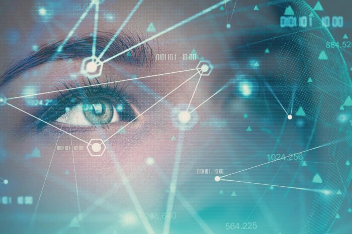 Close-up vom Gesicht einer Frau mit Fokus auf ihrem Auge. Das Bild enthält einen blurry Effekt und Linien, die künstliche Intelligenz symbolisieren