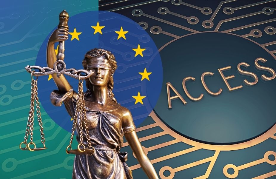 Justitia vor EU-Flagge mit ACCESS-Schriftzug auf Platine – Symbol für digitale Barrierefreiheit