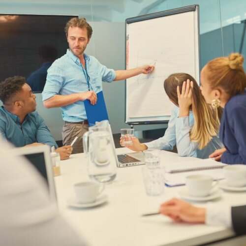 Workshop-Team diskutiert Strategien für den Einsatz von Künstlicher Intelligenz
