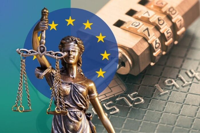 Justitia vor EU-Flagge mit Zahlenschloss und Kreditkarte – Symbol für DORA-Regulierung