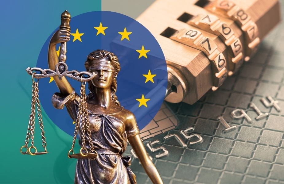 Justitia vor EU-Flagge mit Zahlenschloss und Kreditkarte – Symbol für DORA-Regulierung