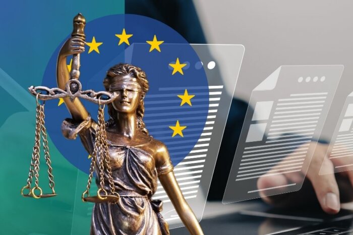 Justitia vor EU-Flagge mit digitalen Dokumenten und Laptop – Symbol für digitale Arbeitsverträge