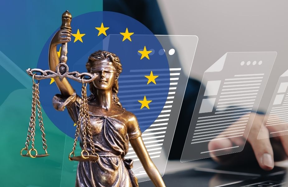 Justitia vor EU-Flagge mit digitalen Dokumenten und Laptop – Symbol für digitale Arbeitsverträge