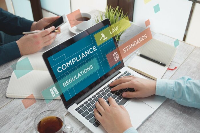 Laptop mit Compliance-Dashboard – digitale Lösungen für Standards, Gesetze und Regulierung