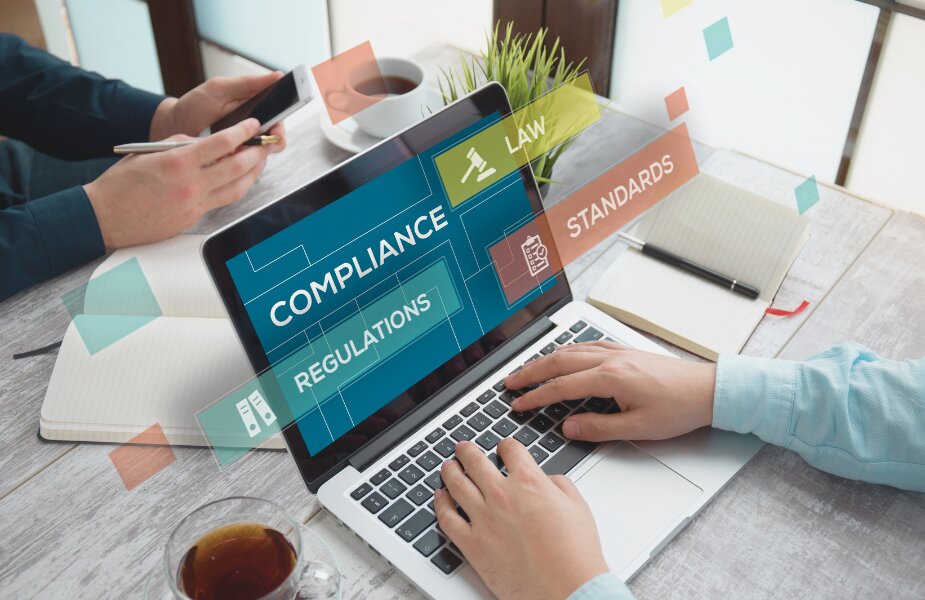 Laptop mit Compliance-Dashboard – digitale Lösungen für Standards, Gesetze und Regulierung